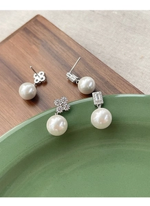 Détail des boucles d'oreilles en argent S925 avec trèfle à quatre feuilles et perles