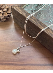 Dettaglio della collana a doppio strato in argento S925 con pendente in perla d'acqua dolce