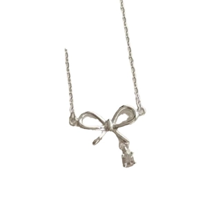 Élégant collier avec pendentif nœud en argent sterling S925 et petit strass brillant