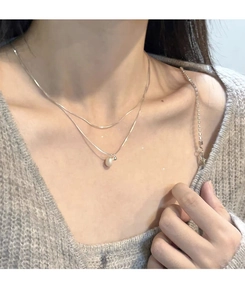 Primo piano della collana a doppio strato in argento S925 con pendente in perla d'acqua dolce