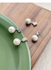 Détails des boucles d'oreilles en argent S925, perles et zircons en forme de trèfle