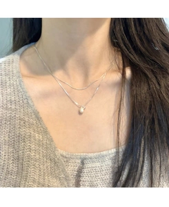 Dettaglio della collana a doppio strato in argento S925 con perla d'acqua dolce e perline