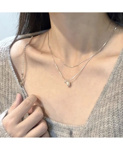 Dettaglio della collana a doppio strato in argento S925 con pendente in perla d'acqua dolce