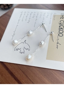 Vue détaillée de boucles d'oreilles pendantes en argent S925 avec perles de riz blanches