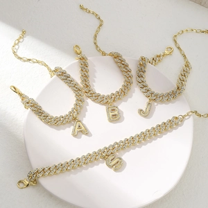 Bracelet de cheville gourmette dorée avec pendentifs lettres et zircons brillants