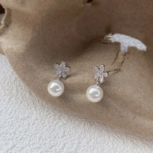 Orecchini a fiore in argento S925 con zirconi cubici e perle bianche rotonde