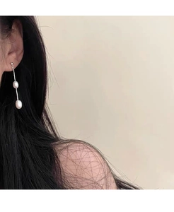 Détail des boucles d'oreilles pendantes en argent S925 avec perles d'eau douce élégantes