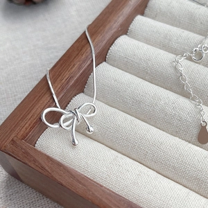 Élégant collier pendentif nœud en argent S925 avec une chaîne serpent lisse pour femme