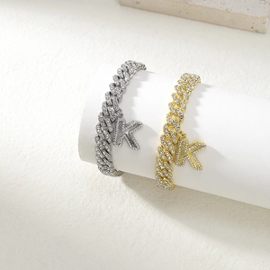 Détails des bracelets de cheville cubains en argent et or avec pendentifs lettre K sertis