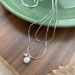 Collana a doppia catena serpente in argento S925 con pendente in perla barocca naturale