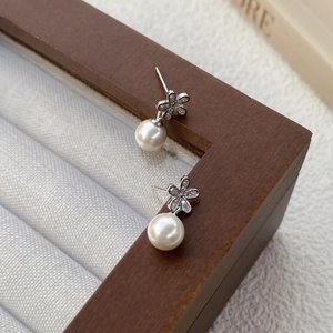 Orecchini a fiore in argento S925 con diamanti e eleganti perle bianche pendenti raffinate