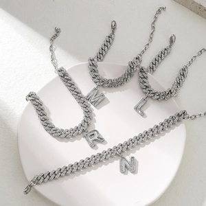 Bracelet de Cheville avec Initiale en Strass pour Femmes Chaîne à Maillons Cubains en Alliage Bijoux de Jambe avec Pendentif Alphabet Hiphop