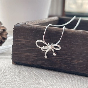 Élégant collier nœud en argent sterling S925 avec une chaîne serpent fine pour femme