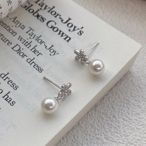 Eleganti orecchini a fiore in argento S925 con diamanti brillanti e perle bianche pendenti