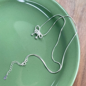 Collier nœud en argent sterling S925 avec chaîne serpent sur plat en céramique