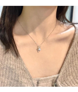 Gros plan du collier lapin en argent S925 avec zircons scintillants porté par un mannequin