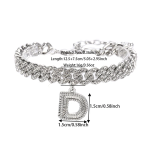 Détail de la chaîne de cheville cubaine argentée avec pendentif D en cristal et dimensions