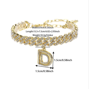 Détail d'une chaîne de cheville gourmette dorée de 9mm avec un pendentif lettre D en strass