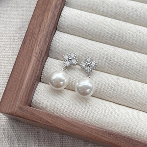 Élégantes boucles d'oreilles trèfle en argent S925 avec perles blanches en boîte à bijoux