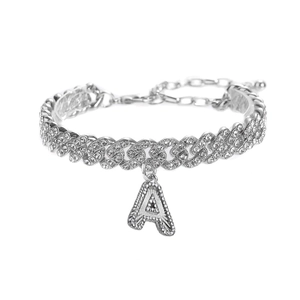 Détail de la chevillère gourmette argentée avec un pendentif lettre A orné de strass