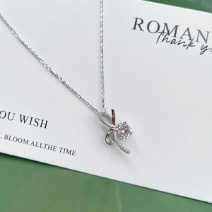 Exquis collier nœud en argent sterling S925 orné d'une pierre centrale ronde étincelante