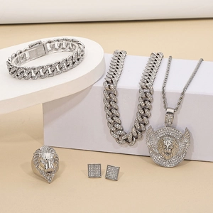 Detalle de set de joyas hip hop plateadas con colgante de león y cadenas cubanas con brillo