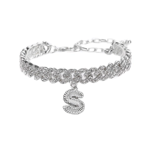 Détail de la chaîne cubaine argentée avec strass et un pendentif en forme de lettre S