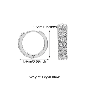 Dettaglio degli orecchini a fulmine in argento con misure 1,6 cm e peso 1,8 g