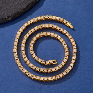 Collar tennis clásico de oro con una fila de circonitas sobre fondo azul oscuro