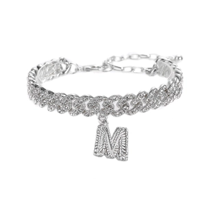 Détail de la chevillère cubaine argentée avec pendentif lettre M serti de strass
