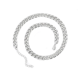 Dettaglio della collana a catena cubana argento con chiusura a moschettone e estensione