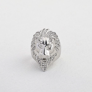 Detalle de anillo hip-hop cabeza de león con circonitas blancas y acabado plateado