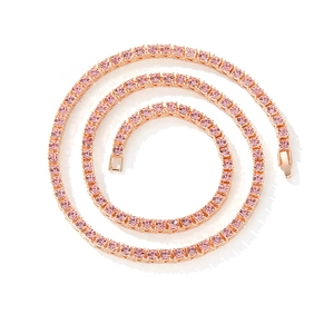 Detalle de cadena tennis de strass rosa con acabado oro rosa dispuesta en espiral