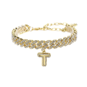 Détail de la chevillère cubaine dorée avec pendentif lettre T en strass et chaîne réglable