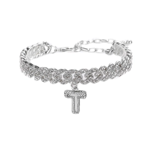 Détail de la cheville à maille gourmette argentée avec pendentif T en cristal brillant