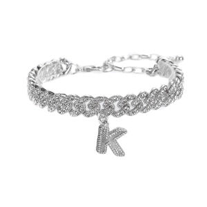 Détail macro de la chevillère gourmette argentée avec pendentif lettre K en cristaux