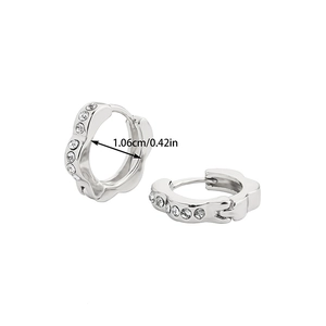 Dettaglio orecchini a cerchio ondulati argento con pavé di cristalli e misura 1,06 cm