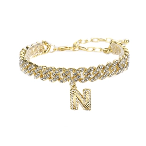 Détail d'une chaîne cubaine dorée avec strass et pendentif lettre N en relief