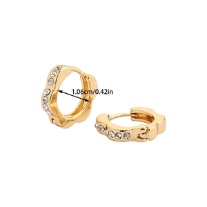 Vista dettagliata degli orecchini huggie a fulmine dorati con diametro interno di 1,06 cm