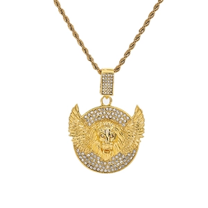 Detalle del colgante cabeza de león hip hop con alas y diamantes pavé en cadena de cuerda