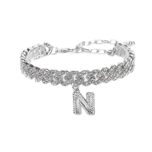 Détail de la chevillère cubaine argentée avec un pendentif lettre N serti de cristaux