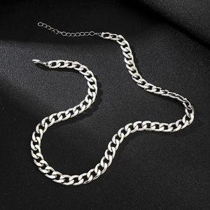 Dettaglio macro della collana a catena cubana spessa argento con chiusura a moschettone