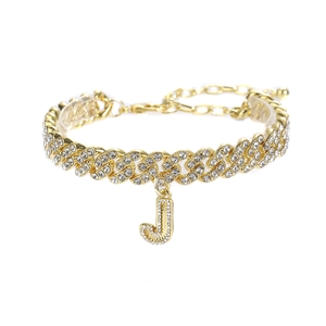 Détail d'une chevillère gourmette dorée avec pendentif lettre J serti de cristaux brillants