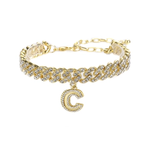 Vue détaillée de la chevillère gourmette dorée avec pendentif lettre C serti de cristaux