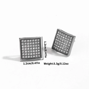 Vista dettagliata di orecchini a lobo quadrati da 1,2 cm con micro-pave di zirconi