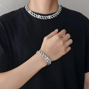 Details von silbernem Cuban-Link-Halsketten- und Armband-Set mit funkelnden Steinen
