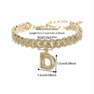 Détail de la chevillère cubaine dorée avec pendentif lettre D serti et ses dimensions