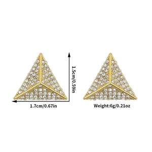 Dettaglio di orecchini a triangolo dorati con strass e indicazioni sulle dimensioni