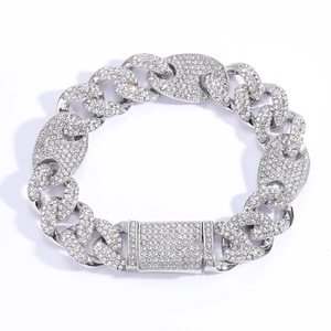 Makroaufnahme der 15mm Iced Out Panzerkette mit quadratischem Strassverschluss