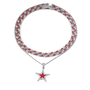 Gros plan sur une chaîne cubaine hip-hop avec strass rouges et blancs et pendentif étoile